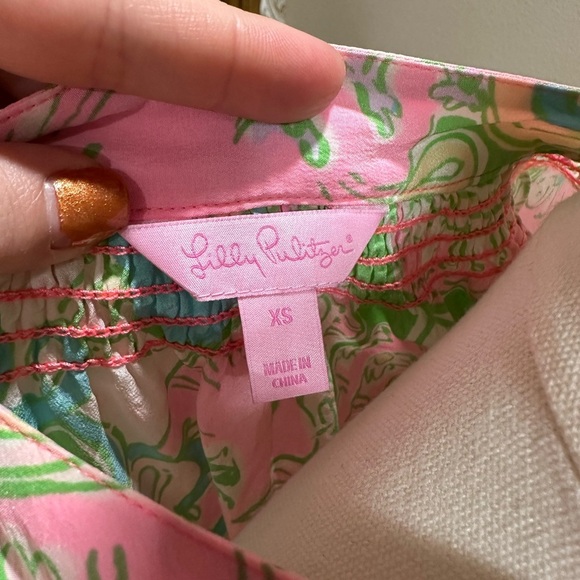 Lilly Pulitzer Colorful Women's Top with Button Detail size XS - Picture 4 of 4